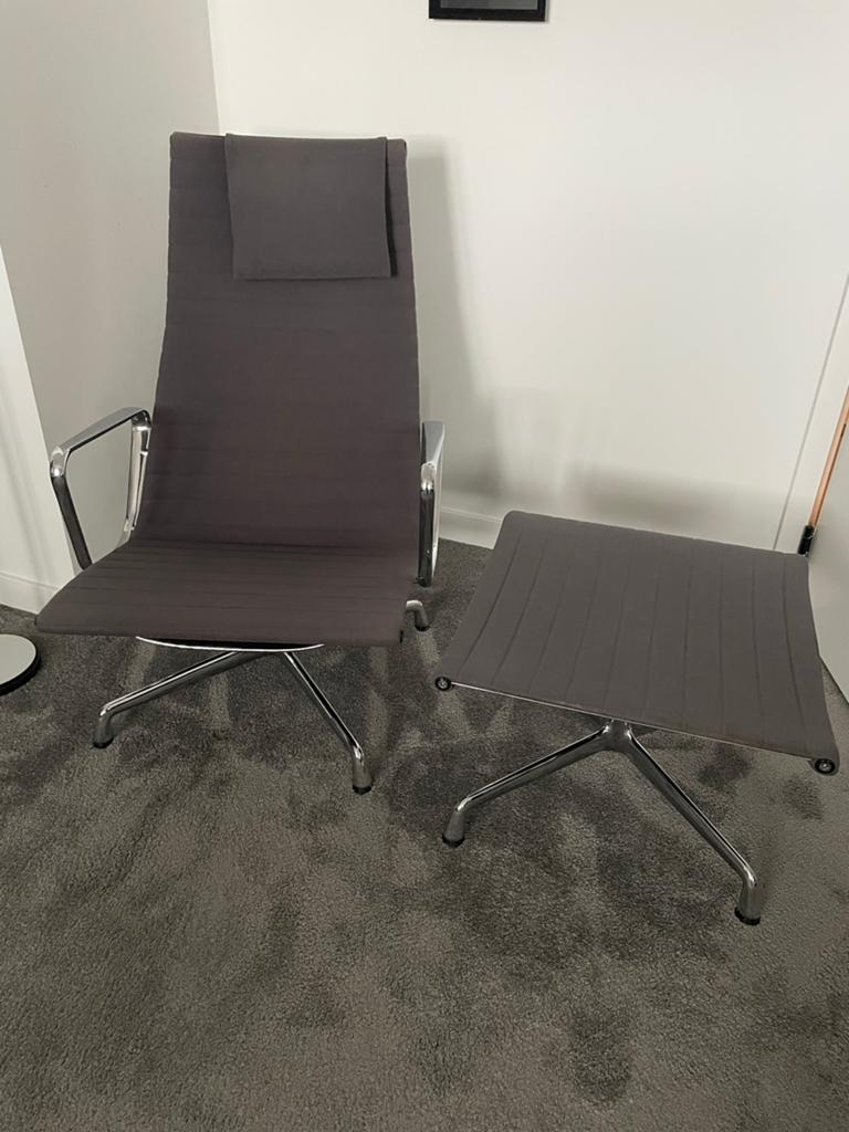 Vitra Eames Lounge Chair met voetenbank - Grijs Hopsak, Huis en Inrichting, Ophalen, Gebruikt, Eén, Stof