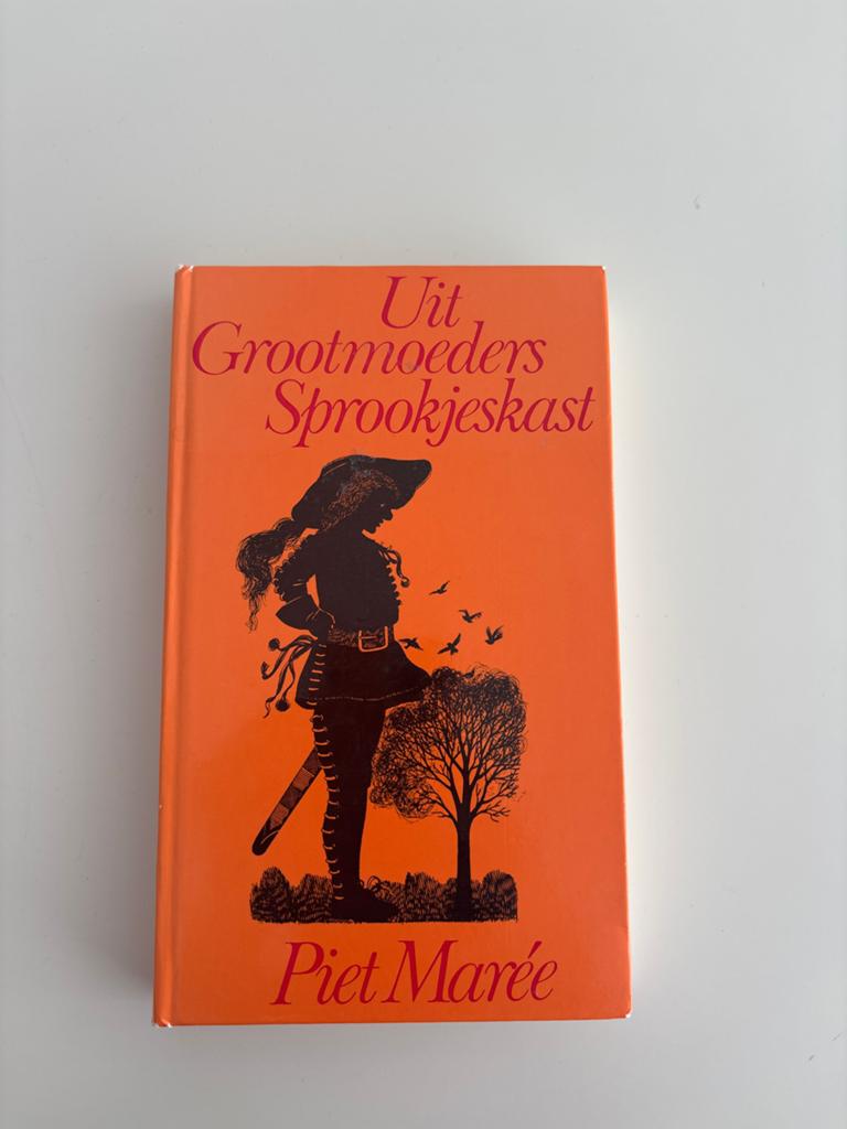 Uit Grootmoeders Sprookjeskast - Piet Marée, Ophalen of Verzenden, Gelezen