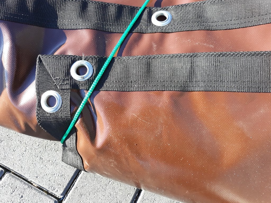 600 Grams/m2 bruin PVC dekkleed dekzeil ogen om de 50 cm!!