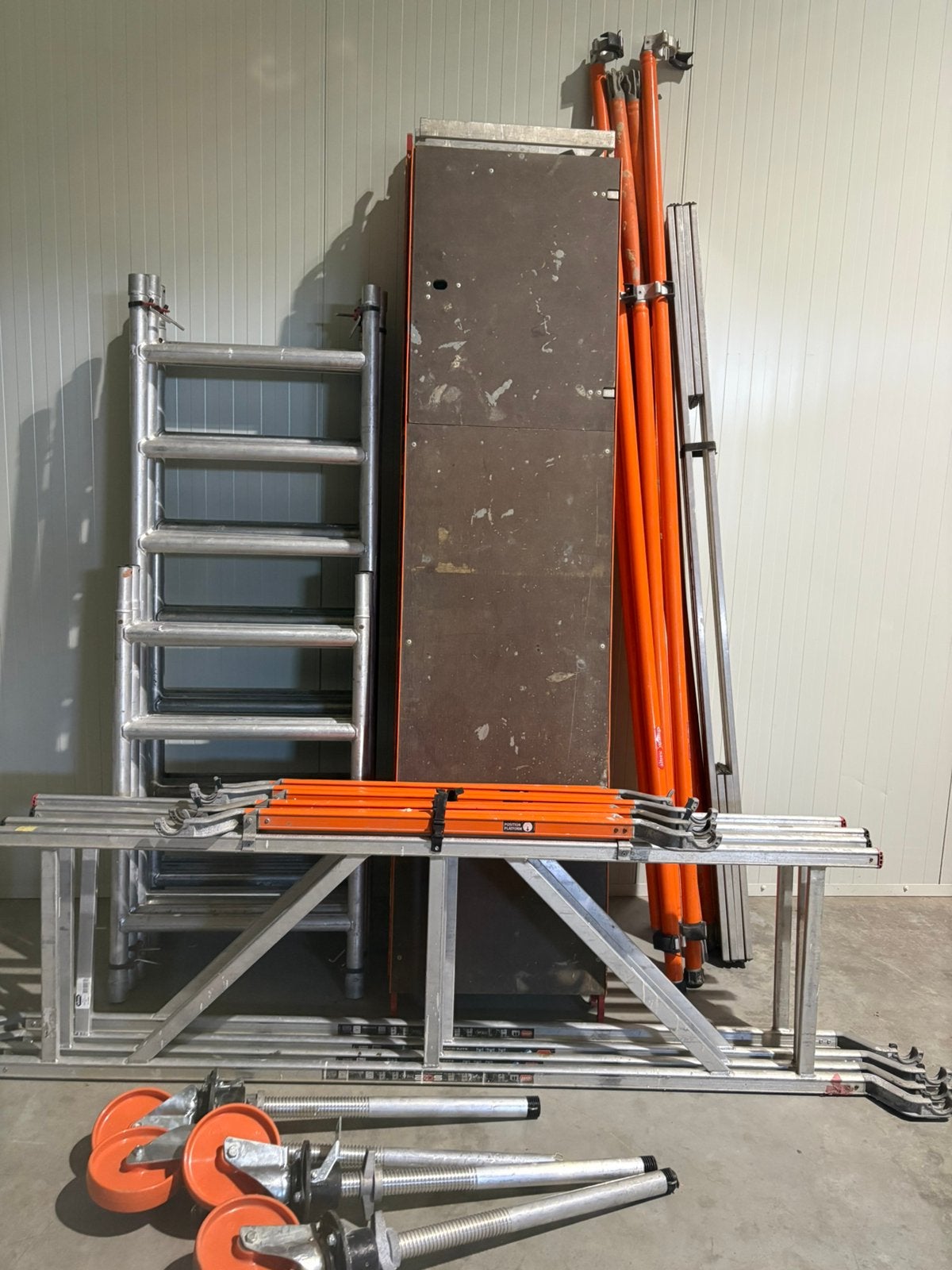 Altrex, steiger 10,2WH, Doe-het-zelf en Verbouw, Steigers, Zo goed als nieuw, Rolsteiger of Kamersteiger, 5 meter of hoger, Ophalen