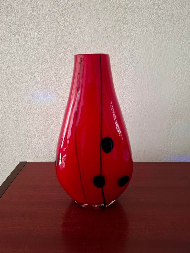 Rode glazen vaas met zwarte stippen en lijnen, Antiek en Kunst, Antiek | Vazen, Ophalen of Verzenden