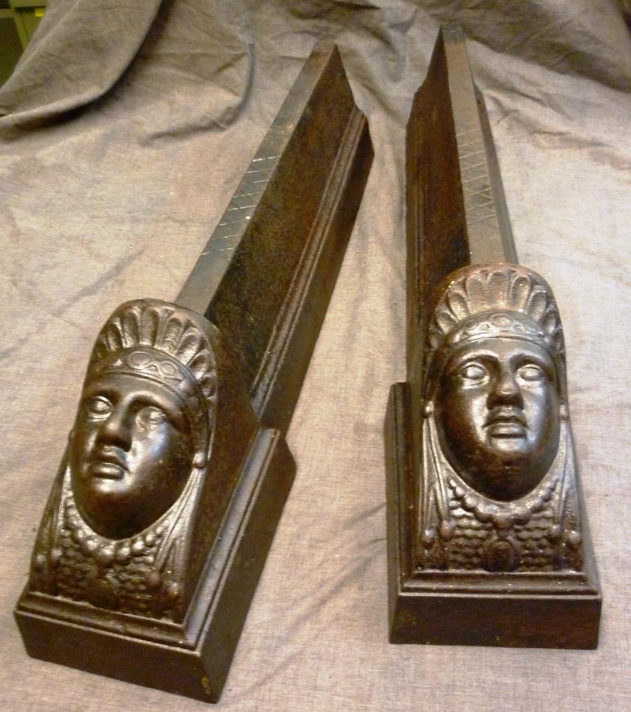 Twee grote antieke gietijzeren haardbokken uit Frans manoir., Antiek en Kunst, Curiosa en Brocante, Ophalen of Verzenden
