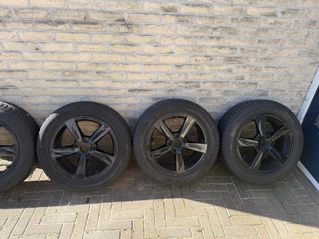 Zwarte velgen met winterbanden, Auto-onderdelen, Banden en Velgen, Ophalen, 16 inch, Banden en Velgen, 205 mm