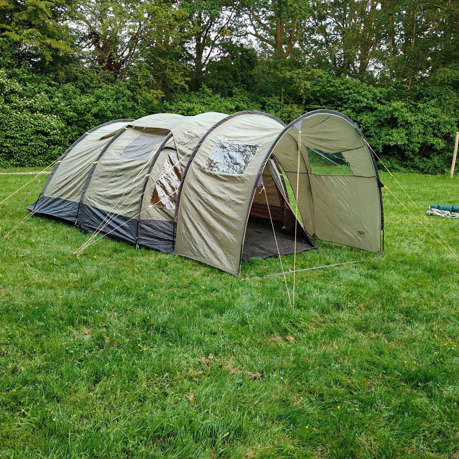 Ruime Perry Mt. Brazeau tunneltent - 5-persoons, Caravans en Kamperen, Ophalen, Gebruikt