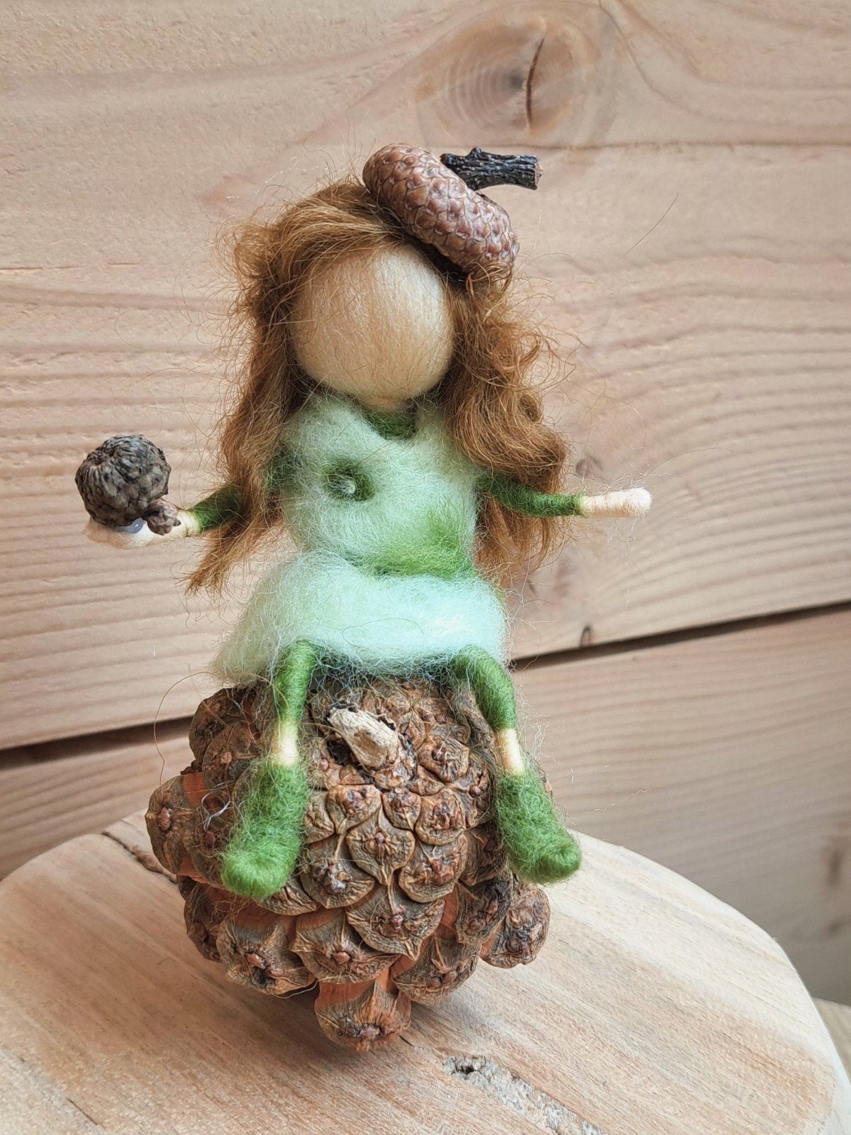 seizoenstafel jaartafel herfst meisje dennenappel naaldvilt, Hobby en Vrije tijd, Ophalen of Verzenden, Nieuw, Figuurtje(s), Wolvilt
