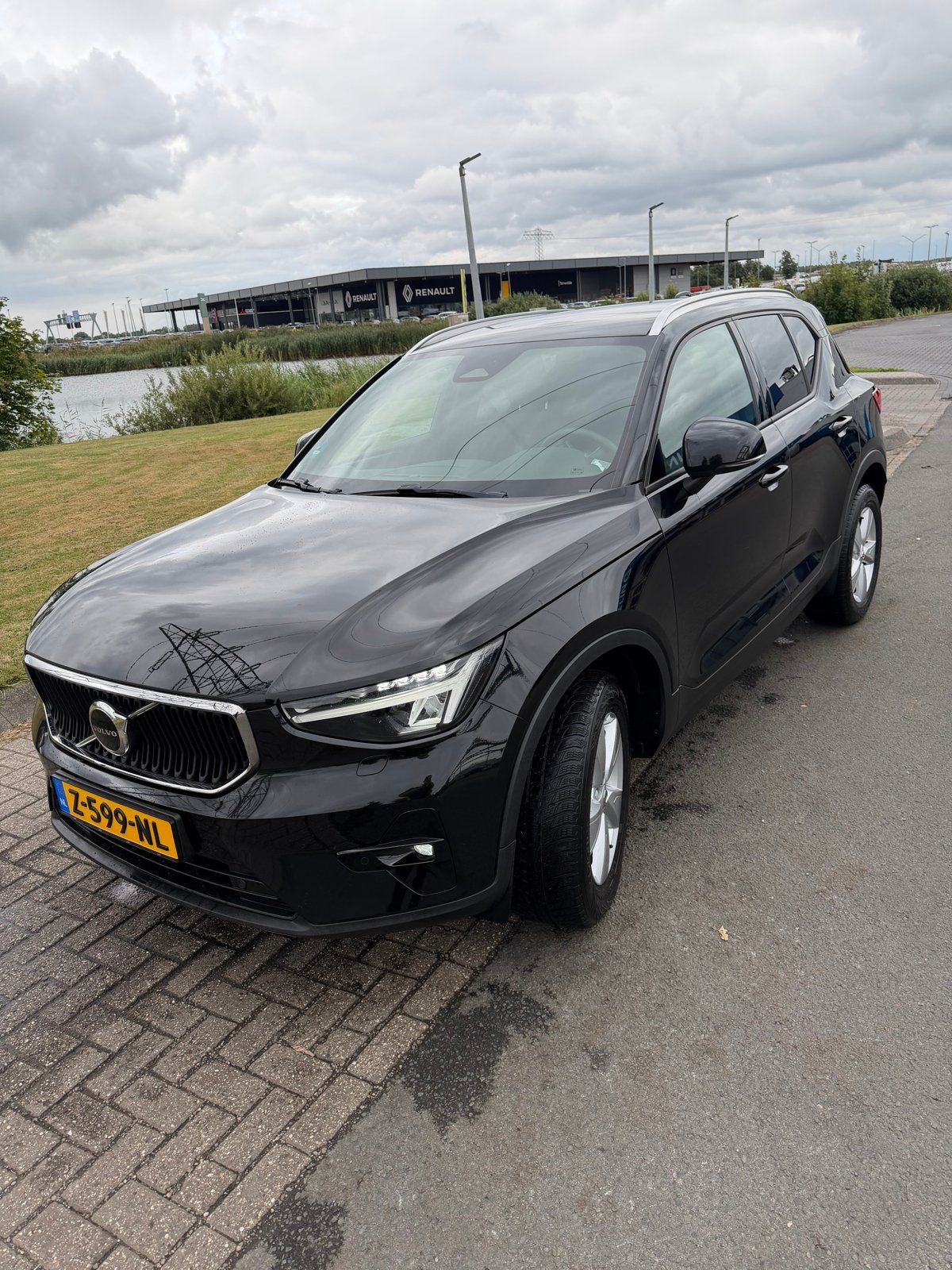 Volvo XC40 B3 163pk Mild Hybrid Aut 2023 Zwart, Auto's, 4 cilinders, 1969 cc, 93 €/maand, Geïmporteerd