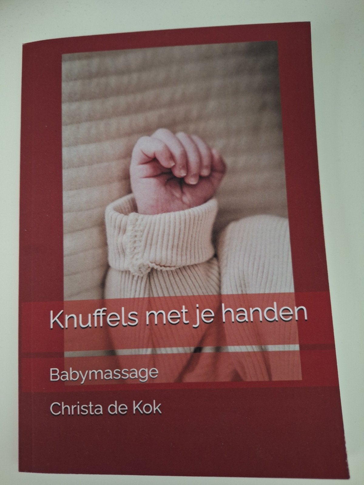 Knuffels met je handen - Babymassage cursusboek, Nieuw, Ophalen of Verzenden, Christa de Kok, Opvoeding tot 6 jaar