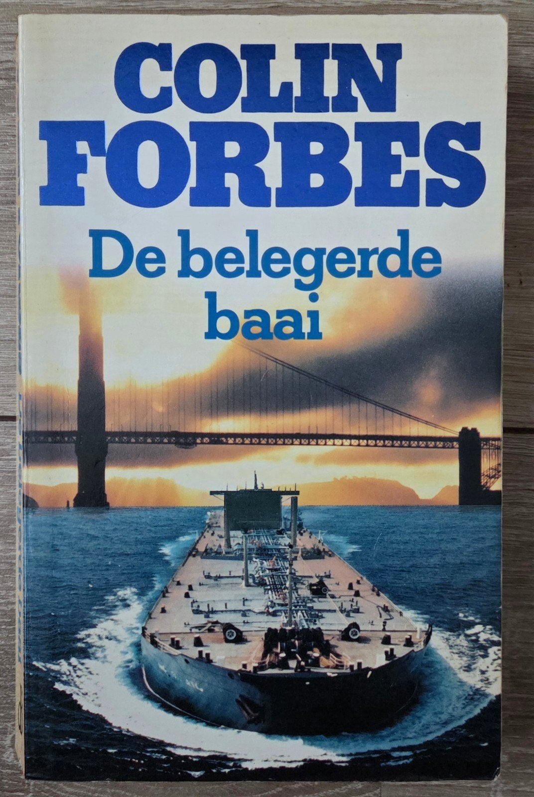 Colin Forbes - De belegerde baai, Boeken, Ophalen of Verzenden, Gelezen, Colin Forbes