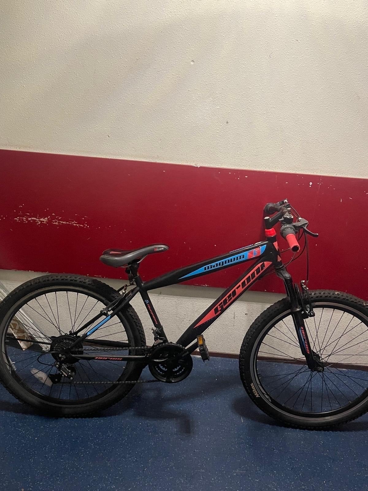 Zwarte mountainbike met rode accenten en 21 versnellingen, Overige merken, Gebruikt, 26 inch, Velgrem
