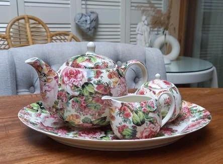 Leuk en vrolijk gebloemd theeservies, Huis en Inrichting, Keuken | Servies, Ophalen of Verzenden, Overige stijlen