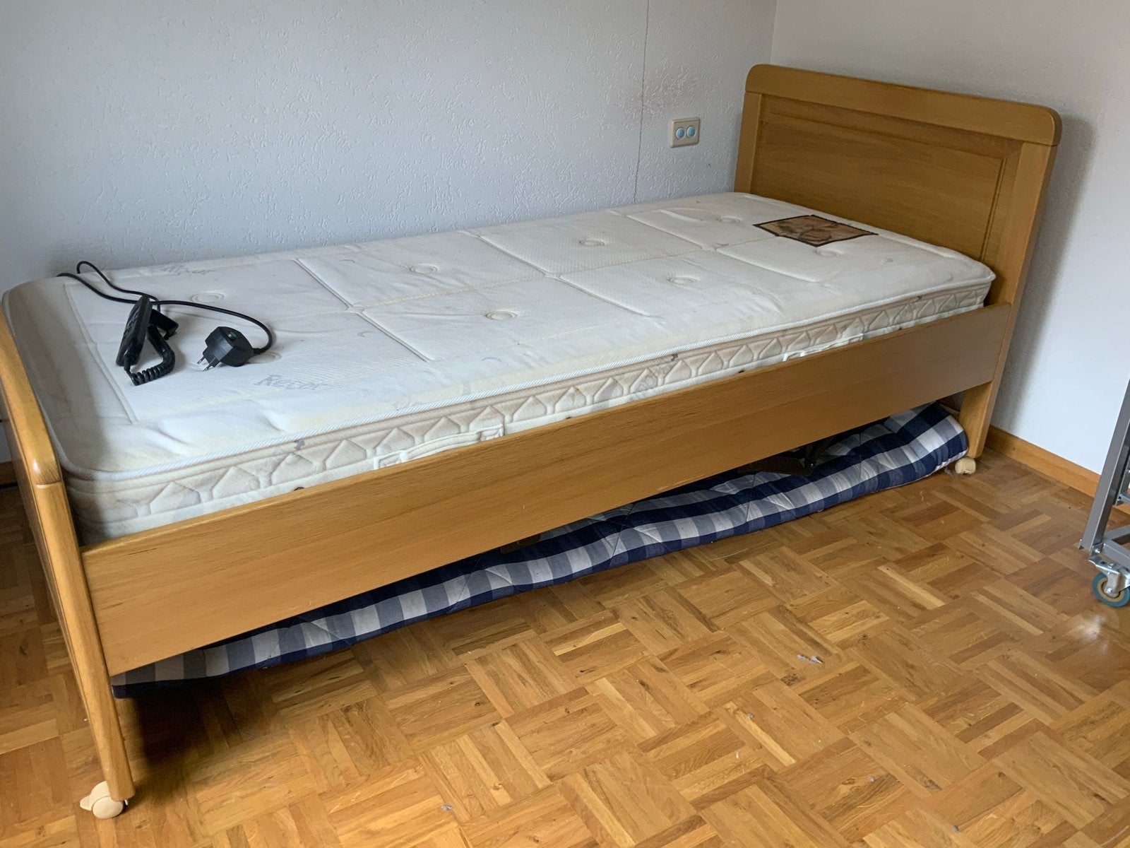 Seniorenbed , eenpersoon met elektrisch verstelbare bodem., Ophalen, 90 cm, Eenpersoons, Bruin