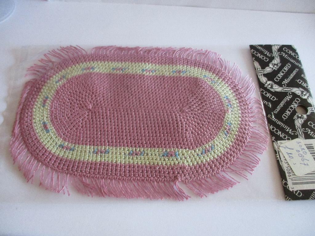 poppenhuis ovaal gehaakt kleed, Verzamelen, Poppenhuizen en Toebehoren, Zo goed als nieuw, Decoratie, Ophalen of Verzenden