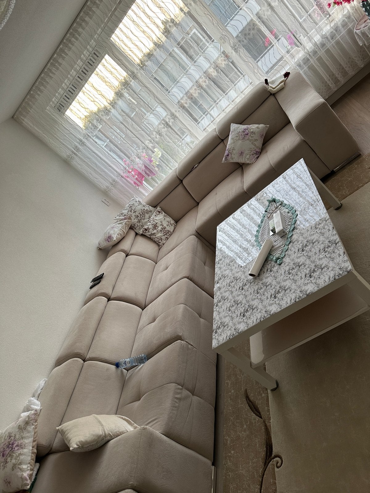 Comfortabele beige hoekbank met verstelbare hoofdsteunen, 100 tot 125 cm, Hoekbank, 300 cm of meer, Ophalen of Verzenden