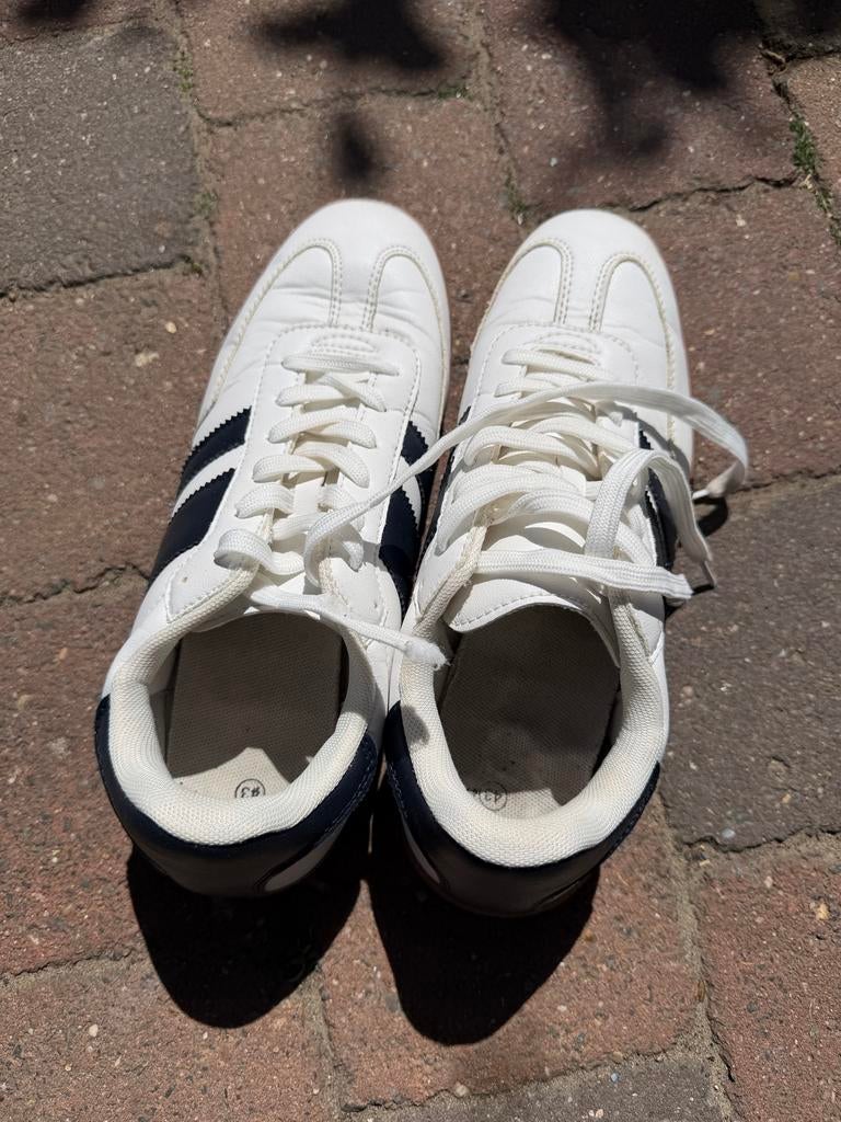 Witte sneakers met blauwe strepen - Maat 43, Wit, Ophalen of Verzenden, Sneakers of Gympen, Gedragen