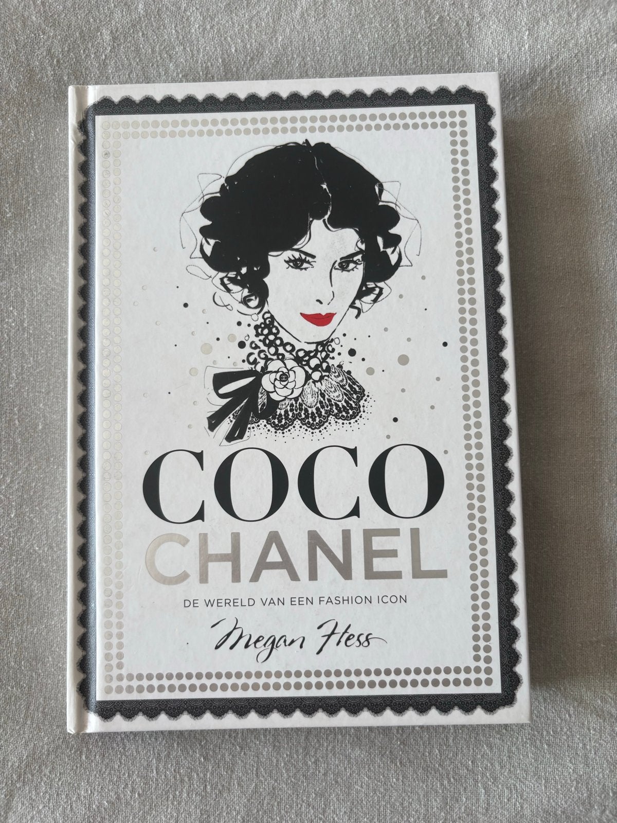 Coco Chanel: De wereld van een fashion icon - Megan Hess, Boeken, Ophalen of Verzenden, Zo goed als nieuw, Nederland