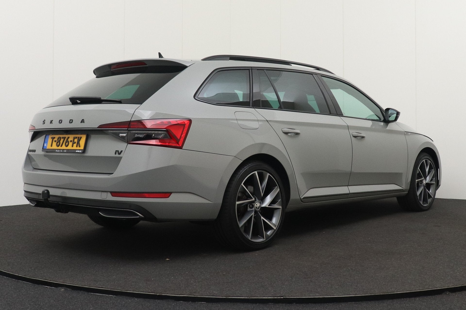 Skoda Superb Combi 218 PK PHEV Aut. Sportline Pano-Dak Adapt, Auto's, Dealer onderhouden, Gebruikt, 4 cilinders, Origineel Nederlands