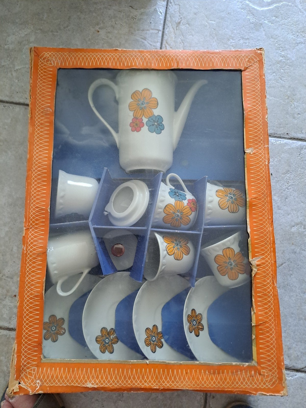 Vintage theeservies met bloemmotief - compleet in doos, Keramiek, Vintage, Ophalen of Verzenden, Zo goed als nieuw