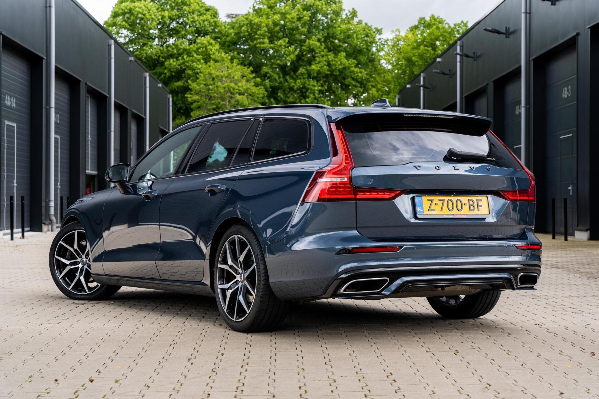 Volvo V60 2.0 D4 R-Design *Leder *Stuur. verw* Dealer onderh, Auto's, Volvo, Gebruikt, Blauw, Leder, Diesel