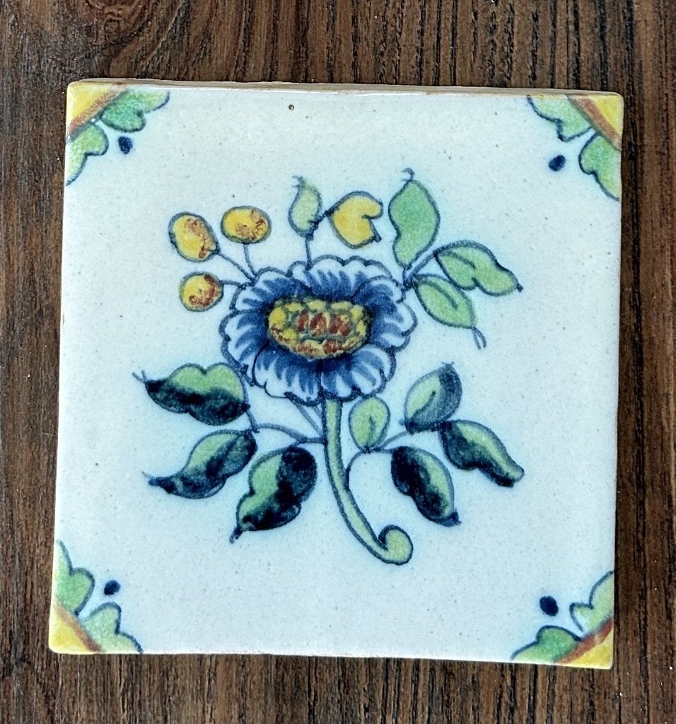 Puntgave Tichelaar Makkum tegel 'Kleine bloem', Ophalen of Verzenden