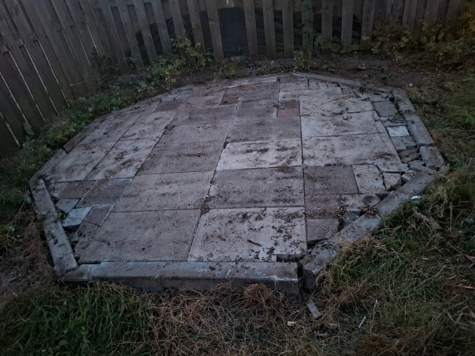 Gratis Gebruikte terrastegels en opsluitbanden, Tuin en Terras, Tegels en Klinkers, Ophalen, Gebruikt, 10 m² of meer, Beton