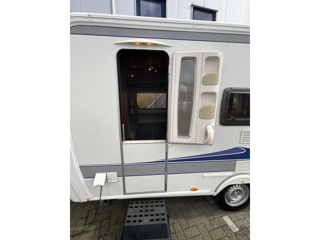 Hobby De Luxe 440 SF VOORTENT-NETTE STAAT, Caravans en Kamperen, Caravans, Hobby, Bedrijf, Treinzit, 4 tot 5 meter