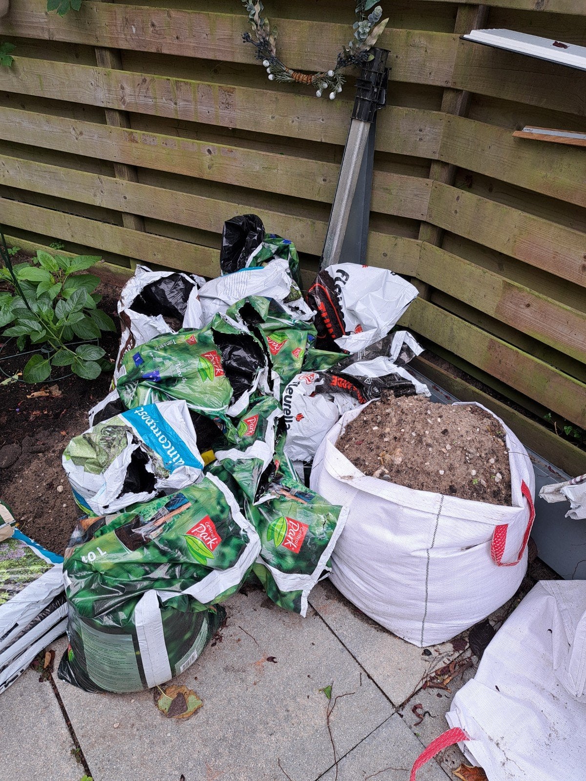 Ophoogzand met kiezels ongeveer halverwege kuub, Tuin en Terras, Zand, Ophalen, Ophoogzand