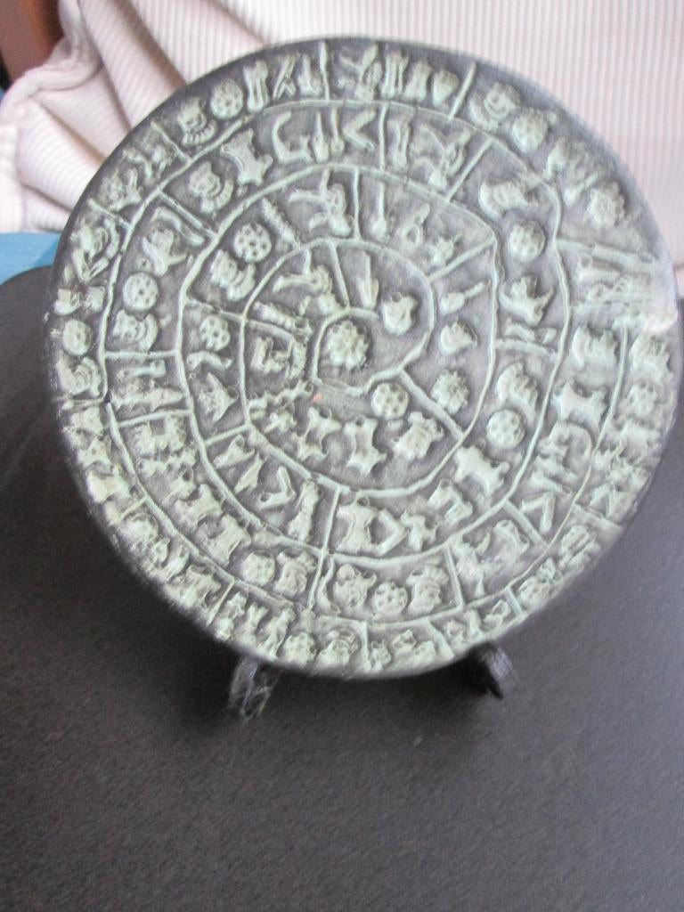 Schijf van Phaitos Kreta, replica diameter 11 cm. van steen, Ophalen
