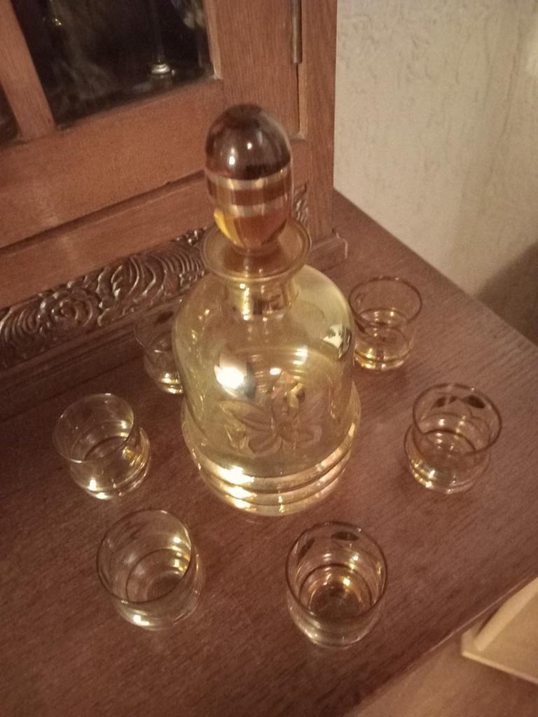 Vintage karaf met 6 glaasjes - Amberkleurig glas, Ophalen of Verzenden