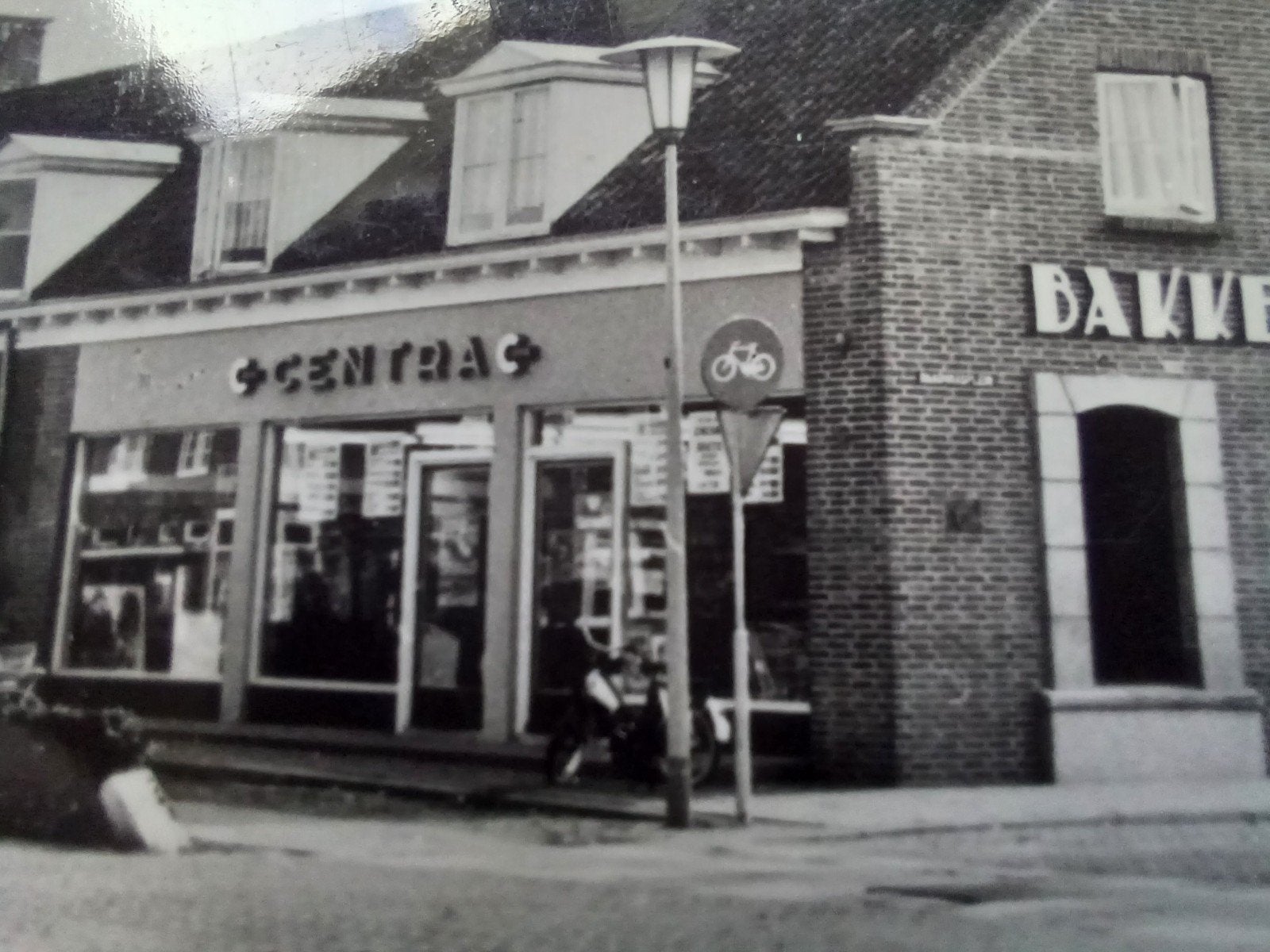 Mook Rijksweg met CENTRA supermarkt bakkerij auto's, Verzamelen, Ophalen of Verzenden, 1960 tot 1980, Gelopen, Limburg