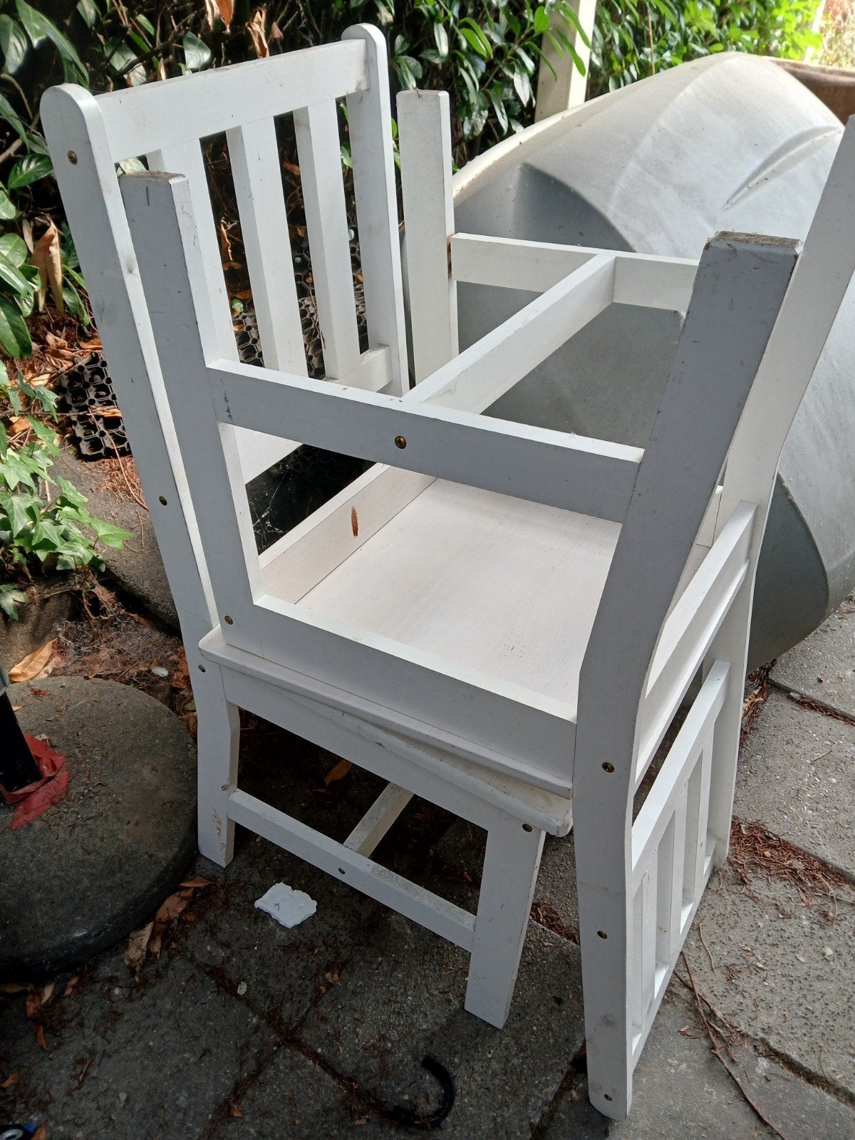 GRATIS: 2 witte houten stoelen, Antiek en Kunst, Antiek | Meubels | Stoelen en Banken, Ophalen