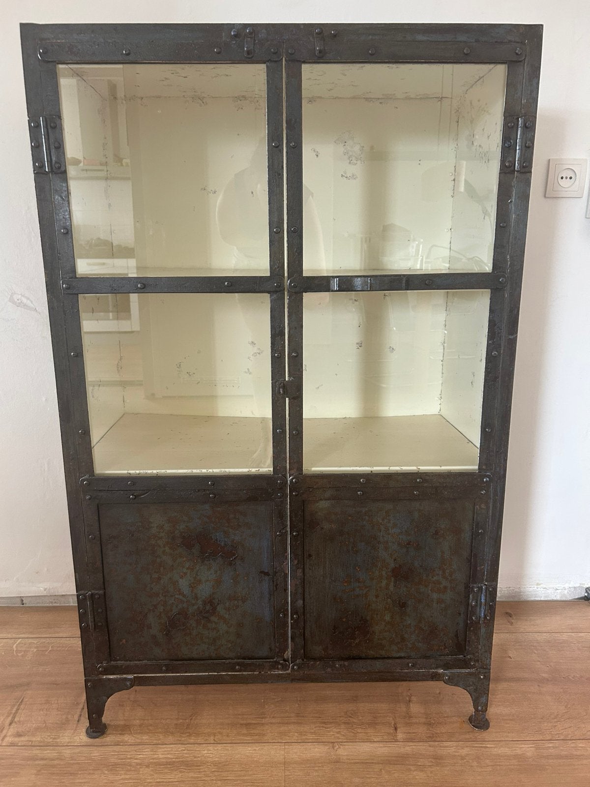 Industriële vitrinekast / medicijnkast, Ophalen, Met plank(en), Industrieel, vintage, 100 tot 150 cm