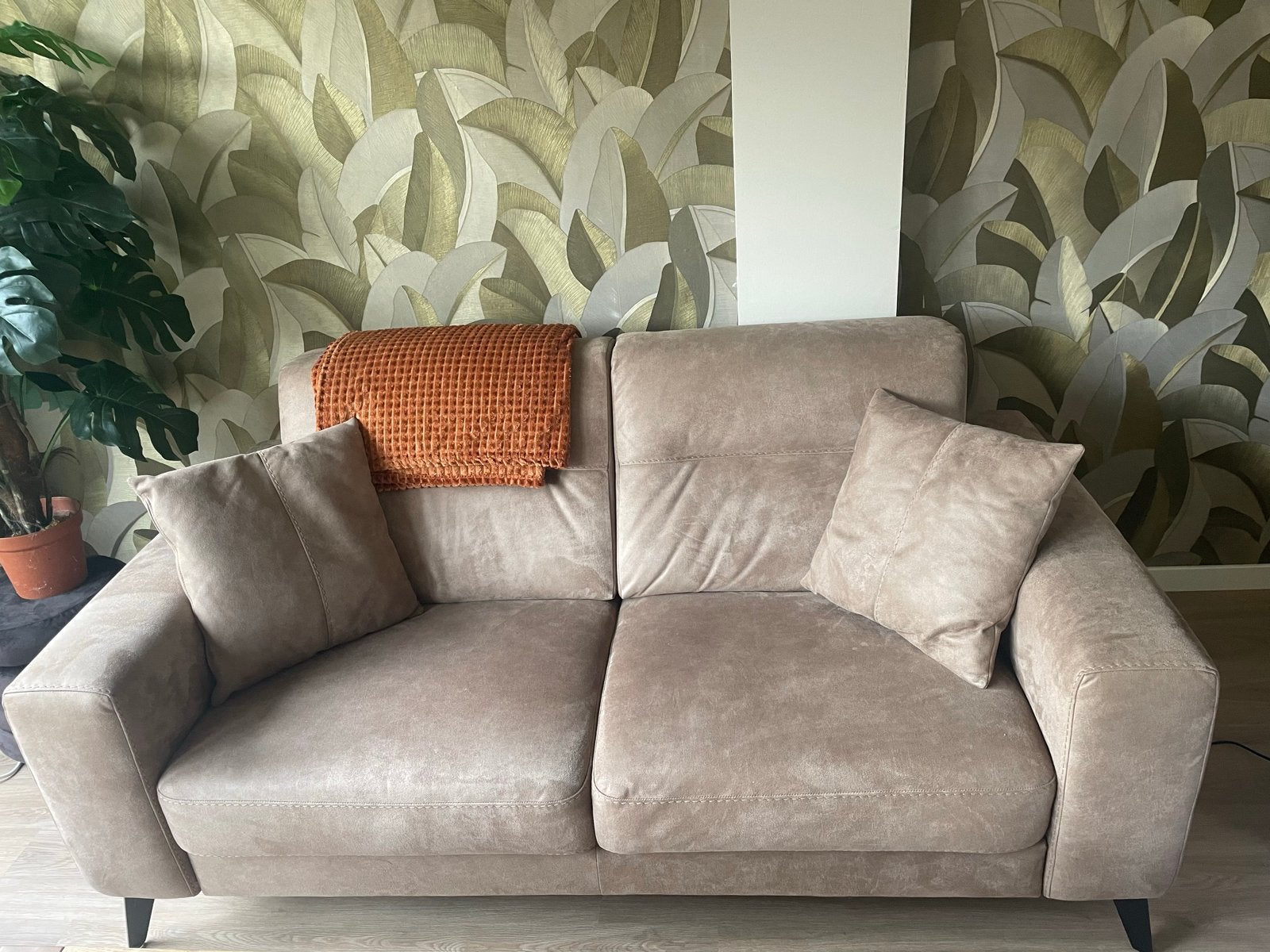 Comfortabele 2-zitsbank in beige, suède stof, Huis en Inrichting, Banken | Bankstellen, Ophalen, 150 tot 200 cm, Tweepersoons