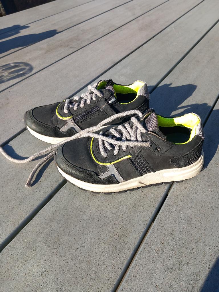K258 Zwart leren schoenen Trackstyle maat 30, Schoenen, Ophalen of Verzenden, Jongen, Gebruikt