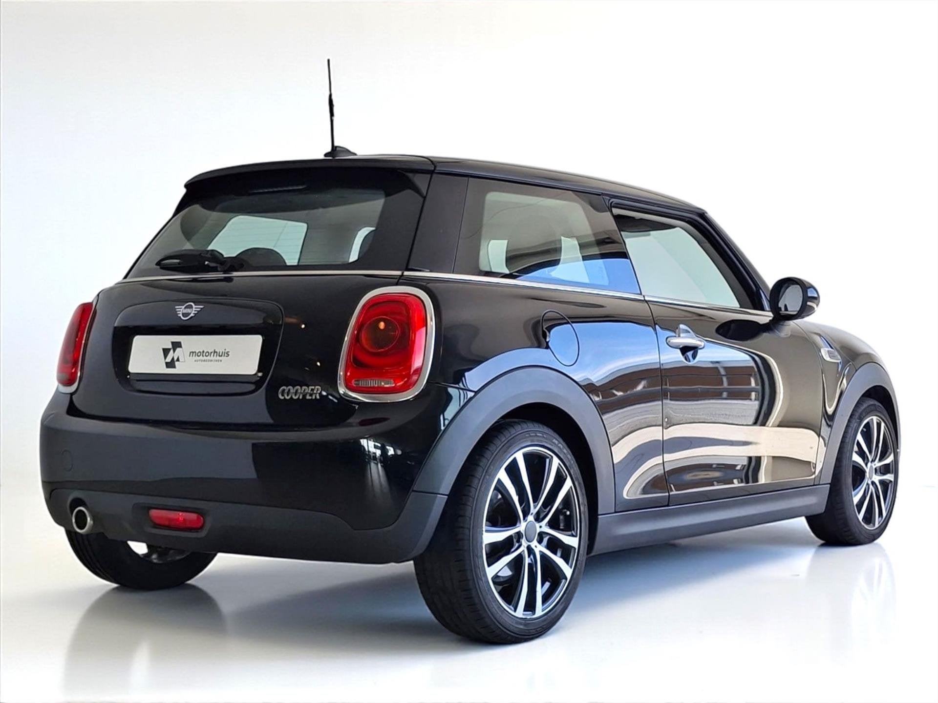 Mini Cooper 1.5 136pk APPLE CARPLAY NAVI AIRCO BLUETOOTH, 136 pk, Gebruikt, 4 stoelen, Bedrijf