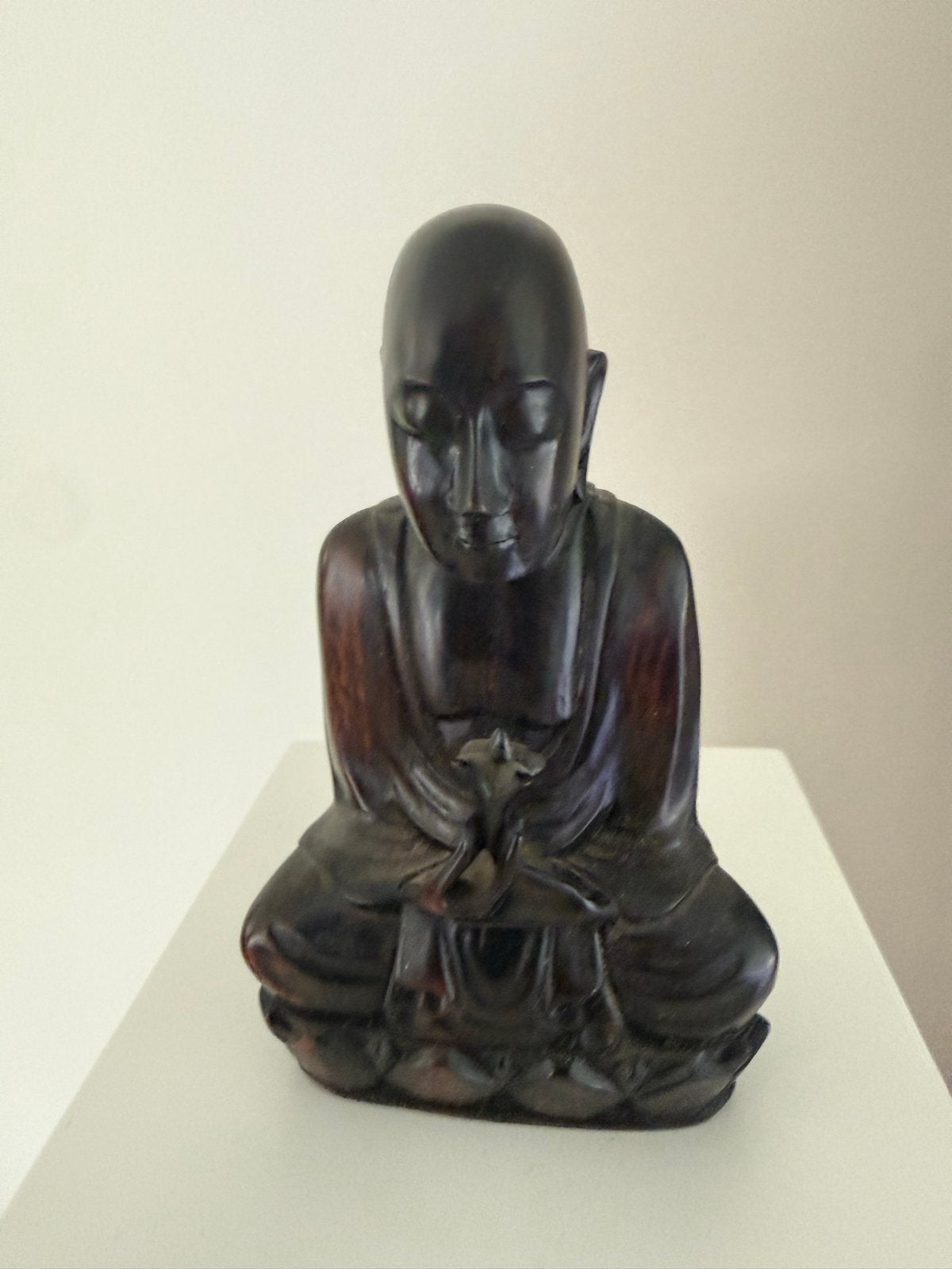Boeddha beeldje van hout, zittende monnik, Antiek en Kunst, Ophalen of Verzenden, Handgemaakt, 20 - 50 cm, Beeld