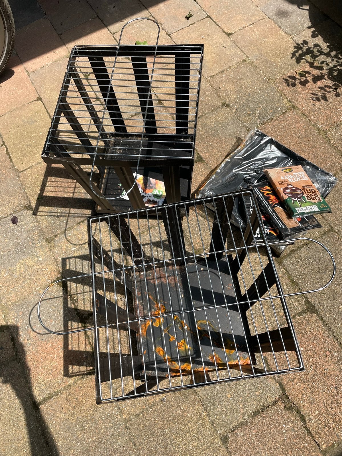 Twee compacte BBQ's met aanmaakblokjes, Tuin en Terras, Ophalen, Gebruikt