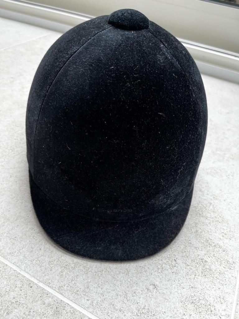 Paardrijcap zwart fluweel 58cm, Dieren en Toebehoren, Ophalen of Verzenden, Zo goed als nieuw, Dressuur, Cap