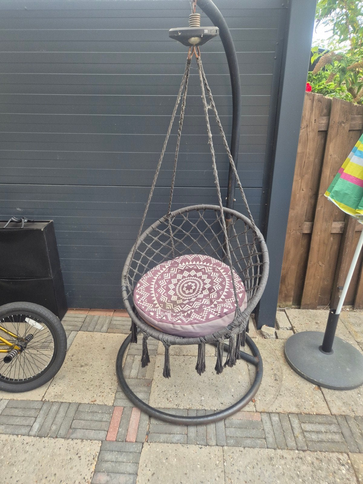 Comfortabele hangstoel met standaard en kussen, Ophalen, Gebruikt, Metaal