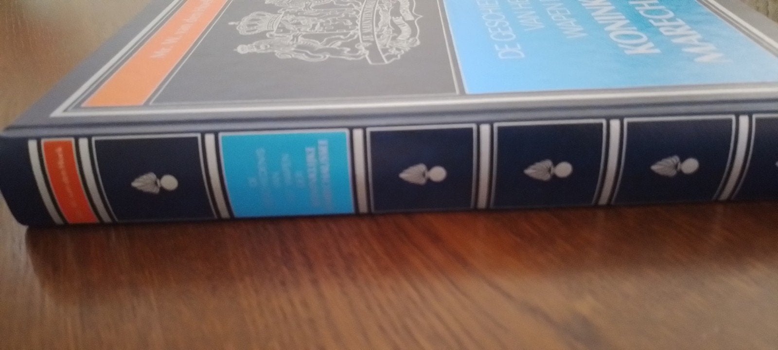boek de geschiedenis van het  wapen der koninklijke marechau, Boeken, Ophalen of Verzenden