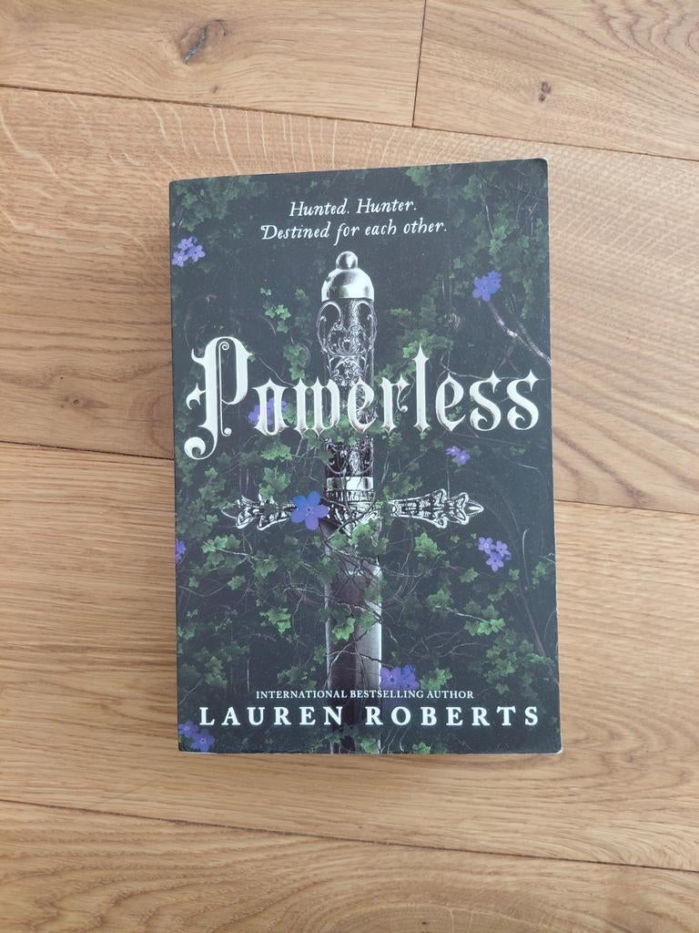 Lauren Roberts - Powerless, Lauren Roberts, Ophalen of Verzenden, Zo goed als nieuw, Fictie