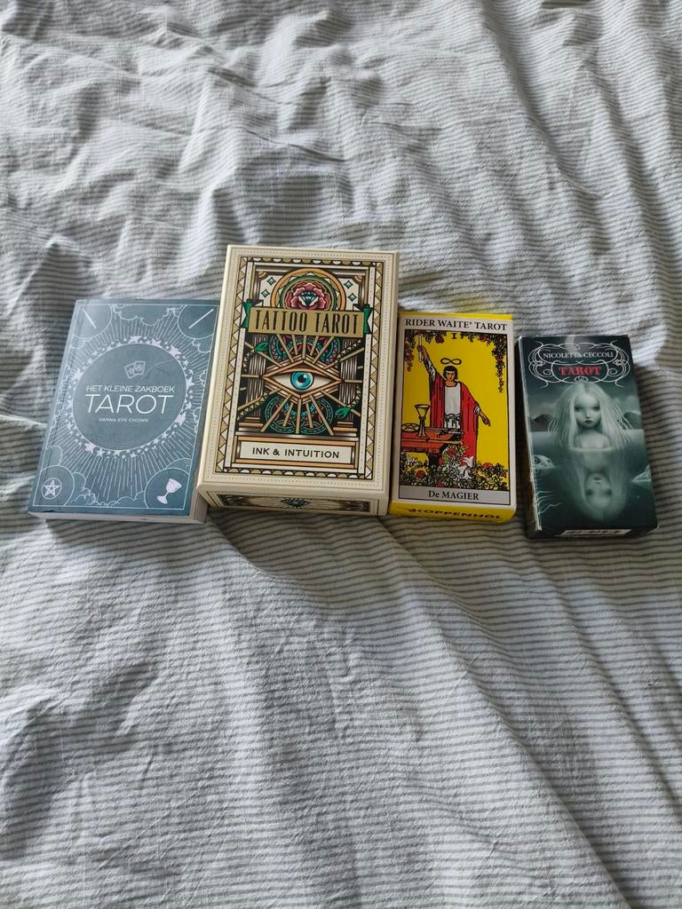 3x Tarot kaarten sets en een boekje, Verzamelen, Speelkaarten, Jokers en Kwartetten, Ophalen, Zo goed als nieuw, Speelkaart(en)