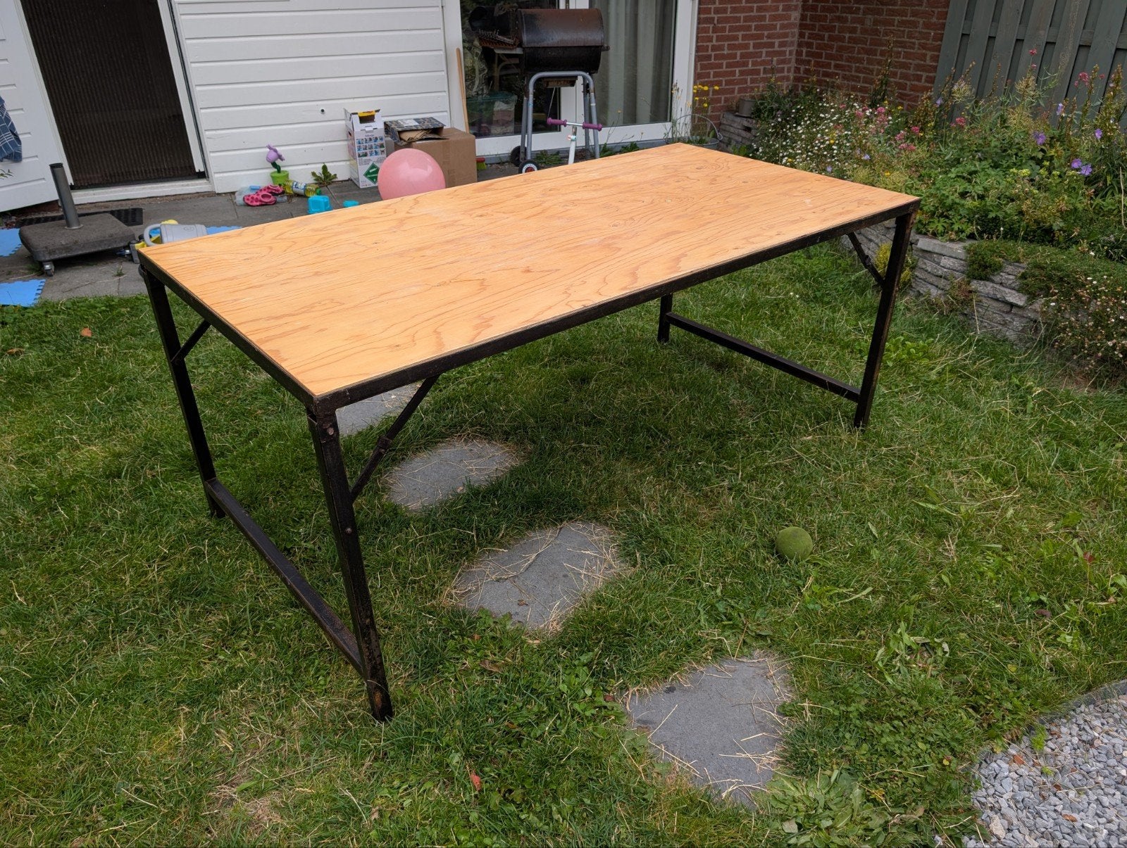Robuuste industriële eettafel op gietijzer onderstel, Overige houtsoorten, Gebruikt, Vijf personen of meer, 150 tot 200 cm