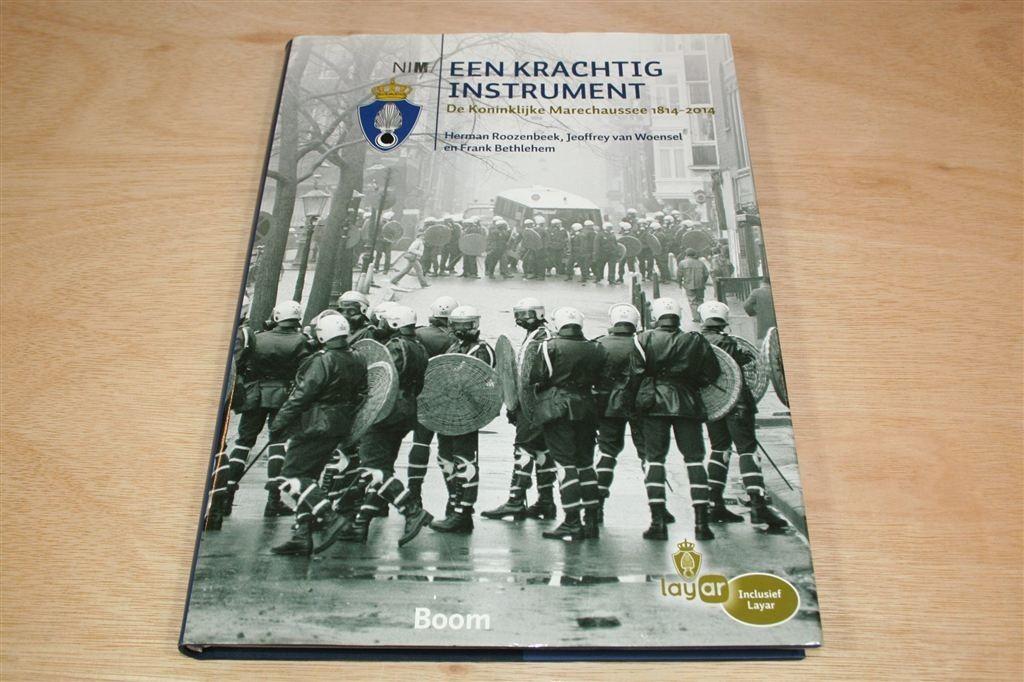 Krachtig Instrument — De Koninklijke Marechaussee 1814-2014, Ophalen of Verzenden, Tweede Wereldoorlog, Zo goed als nieuw, Overige onderwerpen