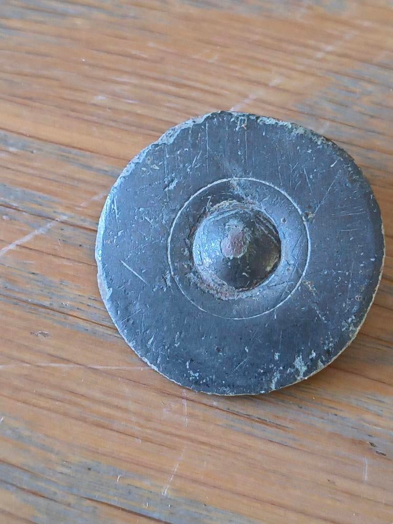 Oude metalen knoop/schijf met centrale verhoging Oude Romein, Ophalen of Verzenden
