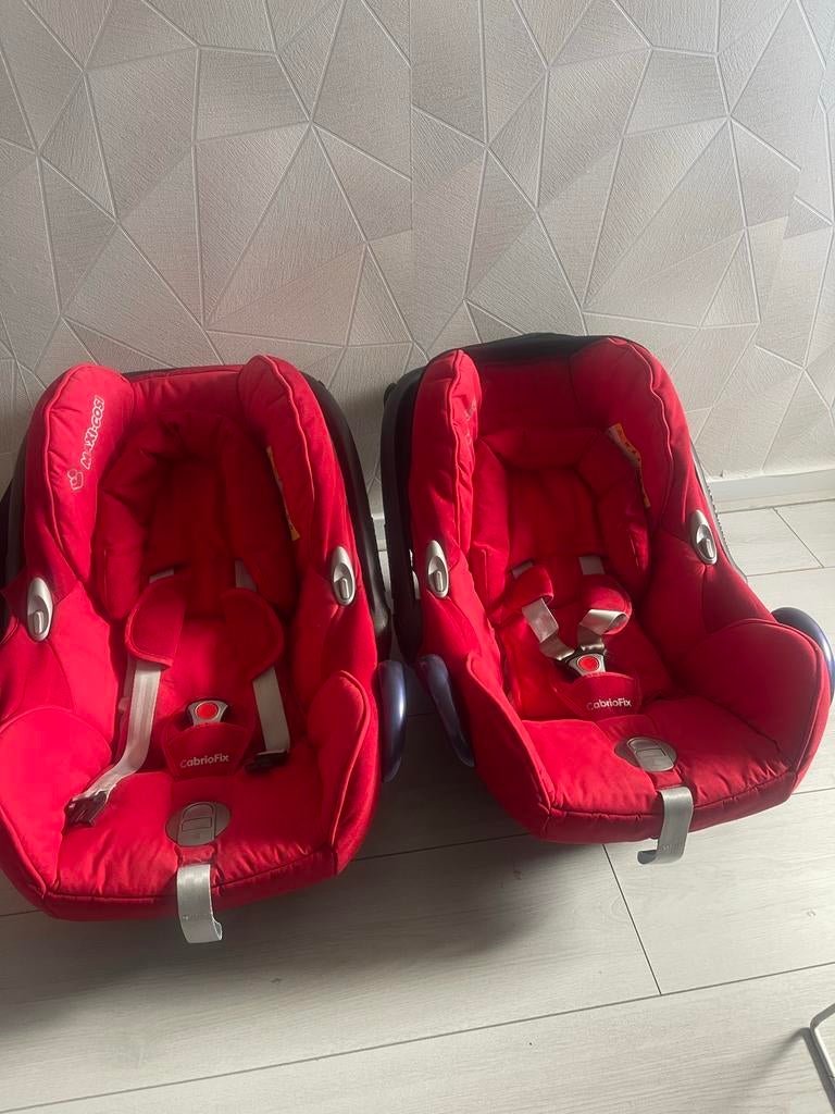 Maxi Cosi tweeling autostoeltjes rood met zonnescherm, Ophalen, Autogordel, Zo goed als nieuw, 0 t/m 13 kg