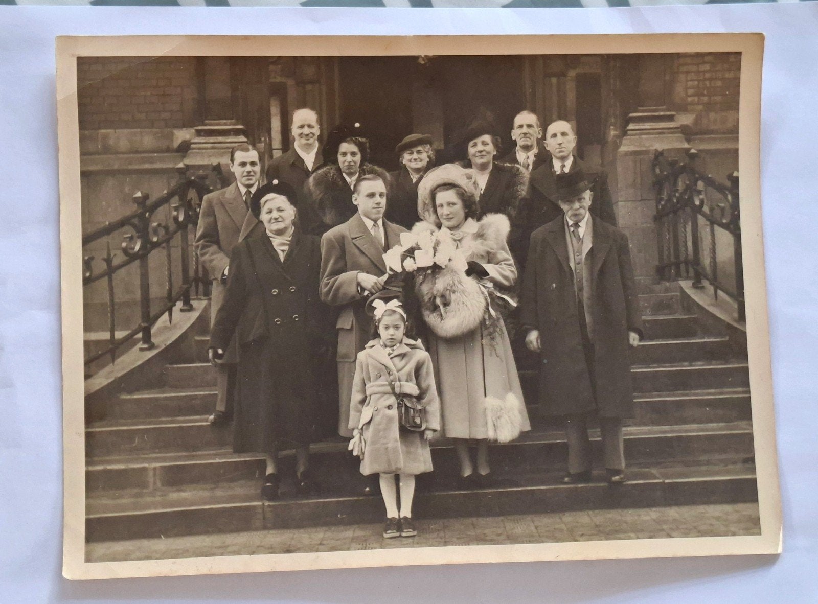 Fotokaart-bruidspaar-groepsportret-bruid-bruidegom-België, Ophalen of Verzenden, 1940 tot 1960, Overige onderwerpen, Foto