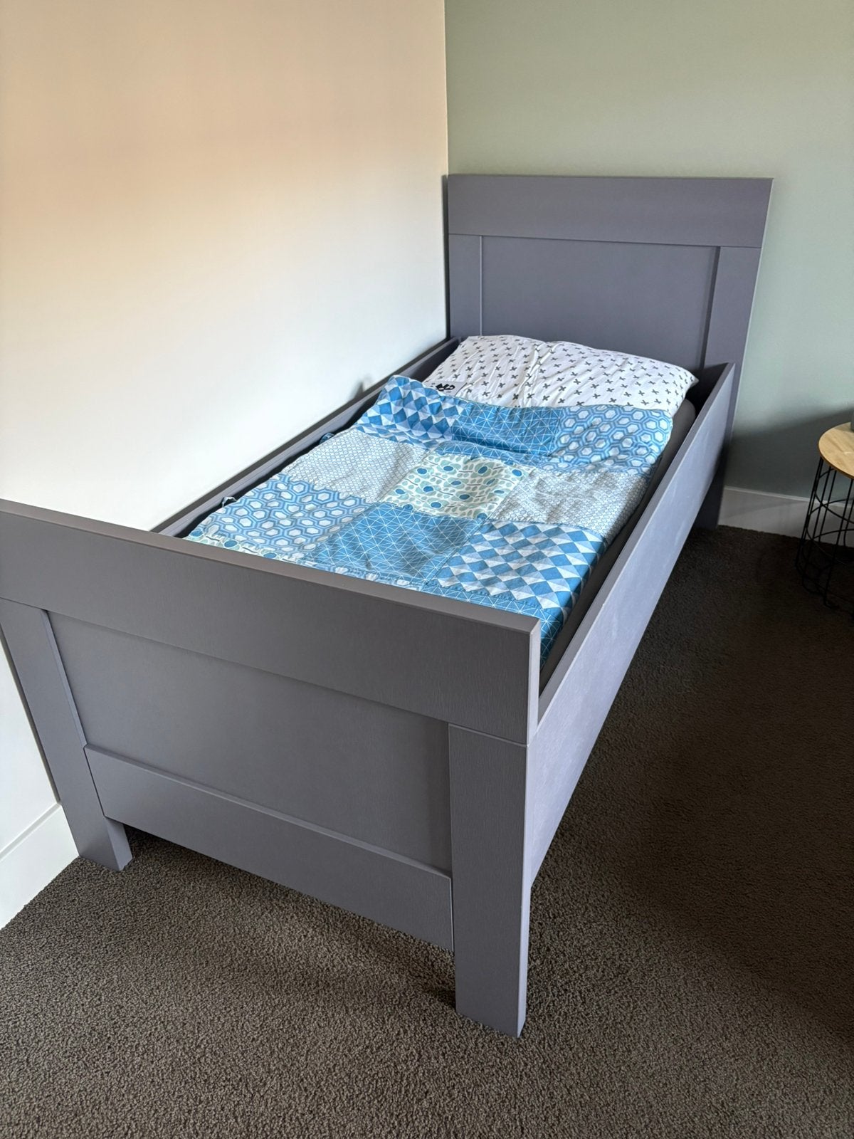 Zeer net peuterbed kleur donker grijs 150x70cm, Ophalen, 70 tot 85 cm, 140 tot 160 cm, Zo goed als nieuw