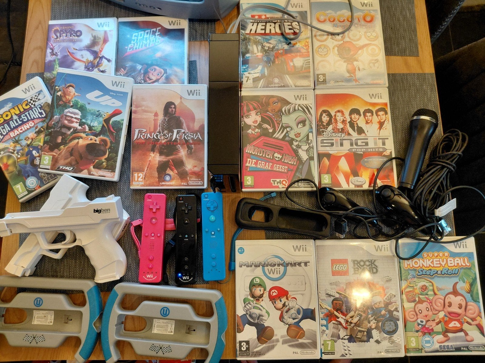 Wii console zwart  met 12 spellen, 3 controllers etc., 3 spelers of meer, Ophalen, Gebruikt, Vanaf 3 jaar