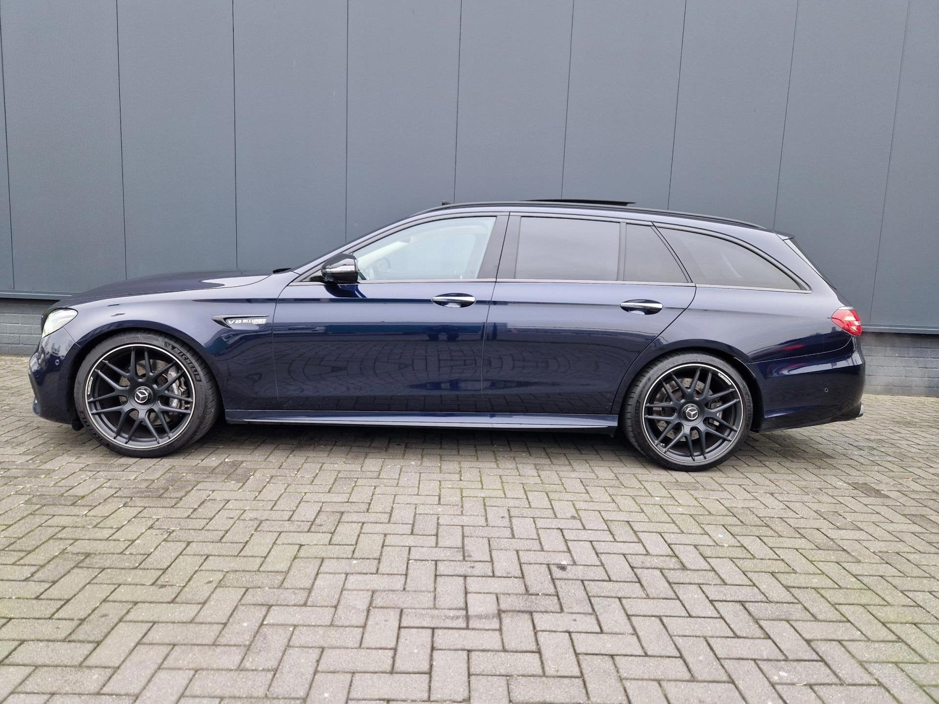 Mercedes-Benz E63 AMG 4MATIC Premium Plus Akrapovic Full!, Auto's, Automaat, 12 maanden, Gebruikt, Blauw