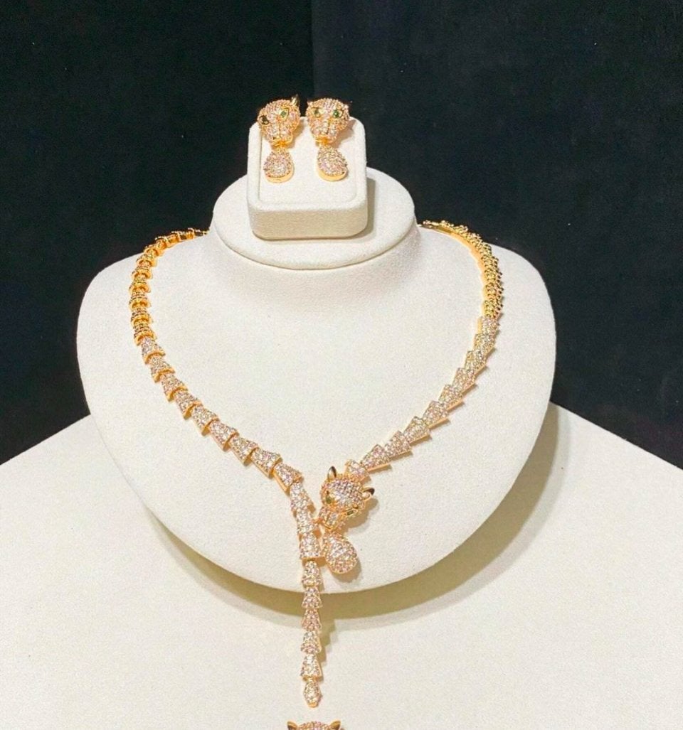 Goudkleurige panter sieraden set, Ophalen of Verzenden, Nieuw, Overige materialen